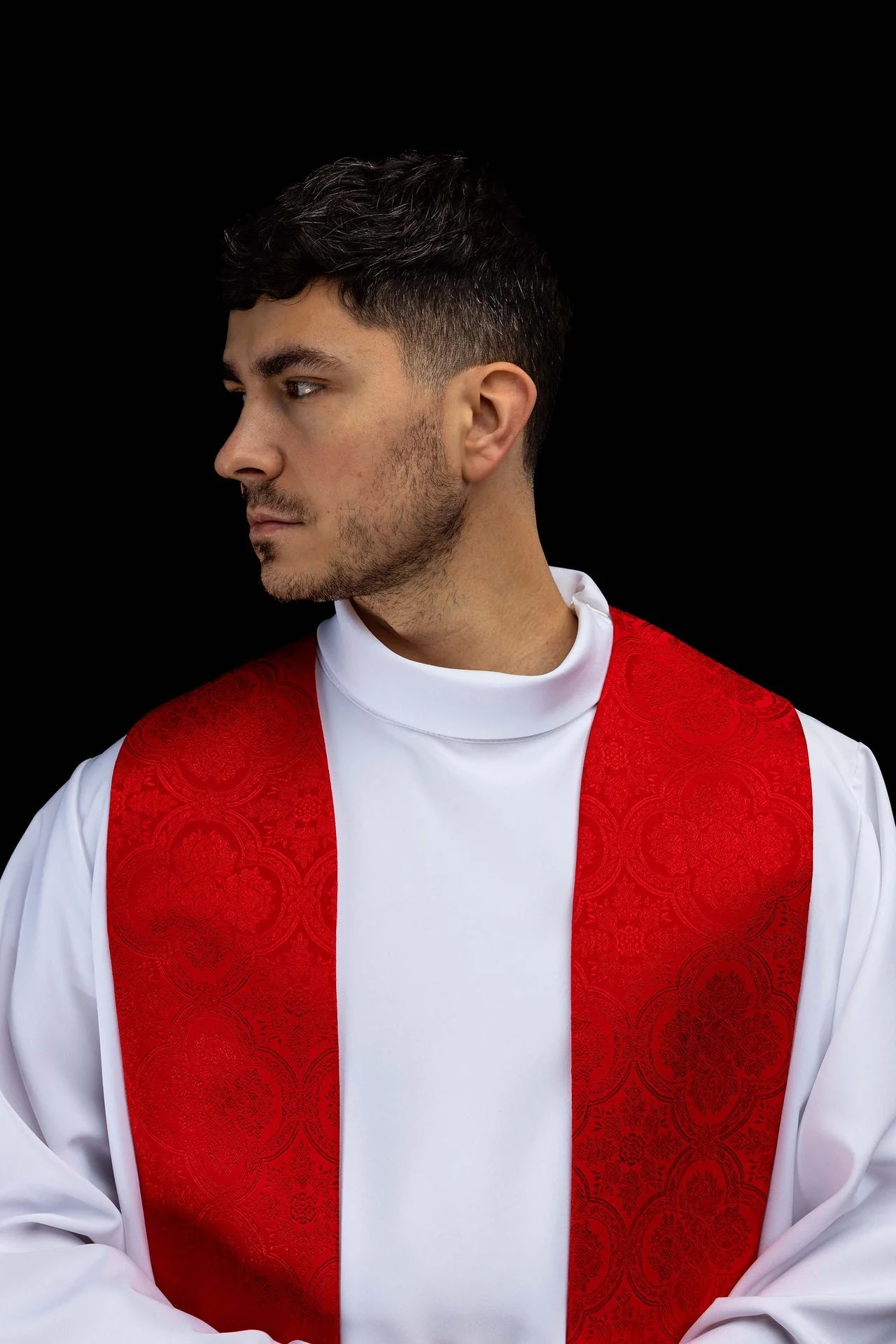 Red jacquard stole embroidered with a cross motif - Image 3