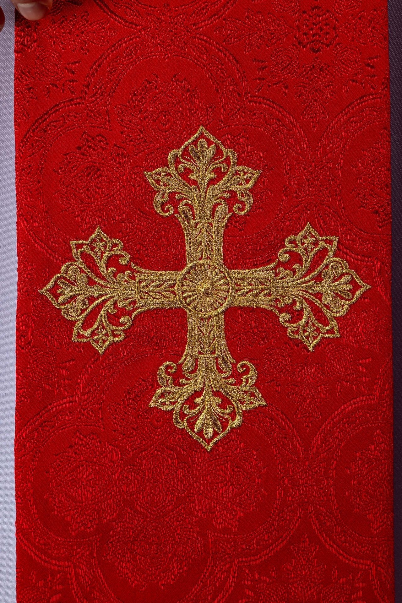 Red jacquard stole embroidered with a cross motif - Image 5