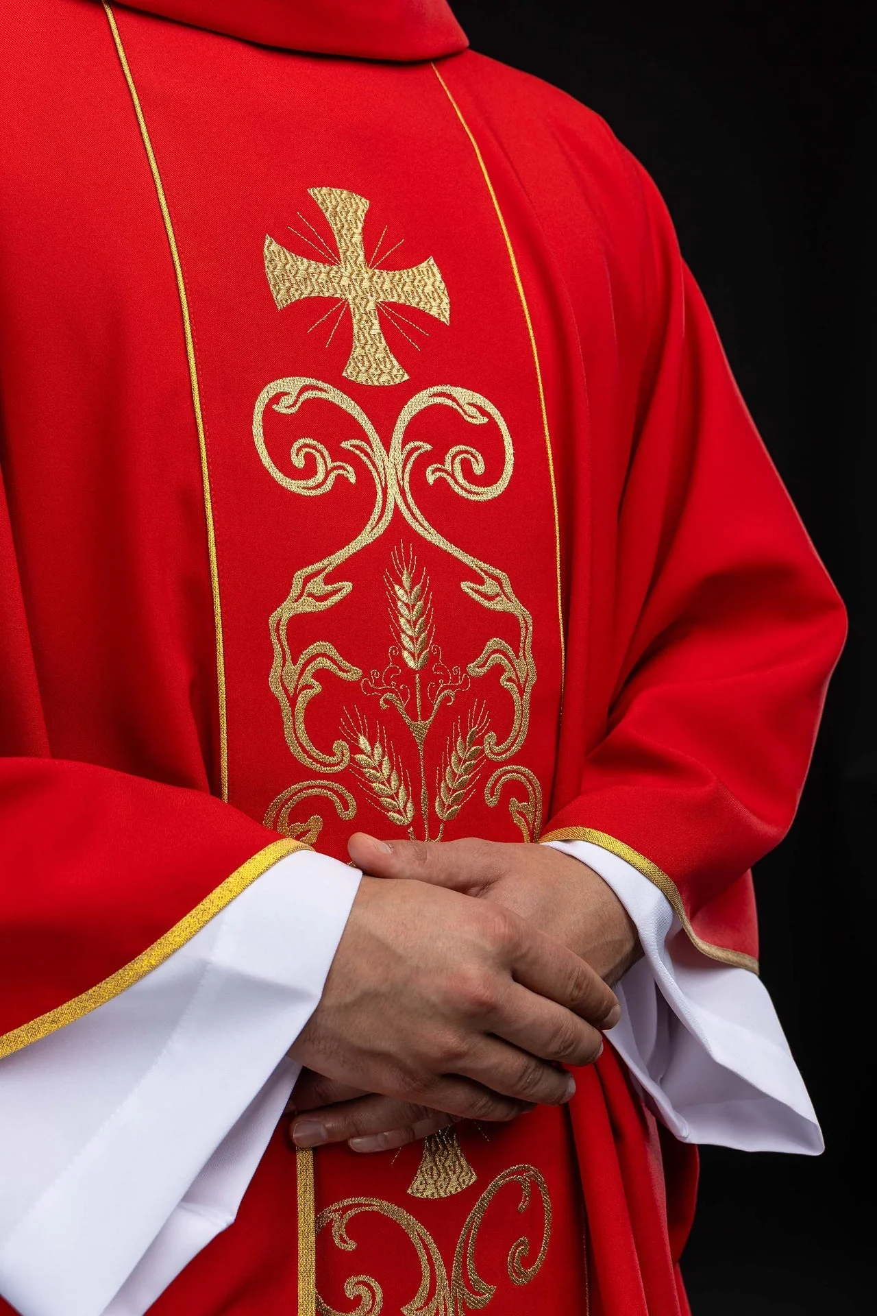 Red liturgical chasuble adorned with an embroidered panel - Image 4