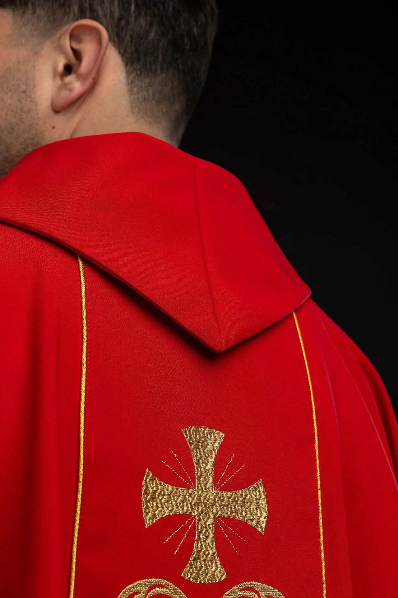 Red liturgical chasuble adorned with an embroidered panel - Image 5