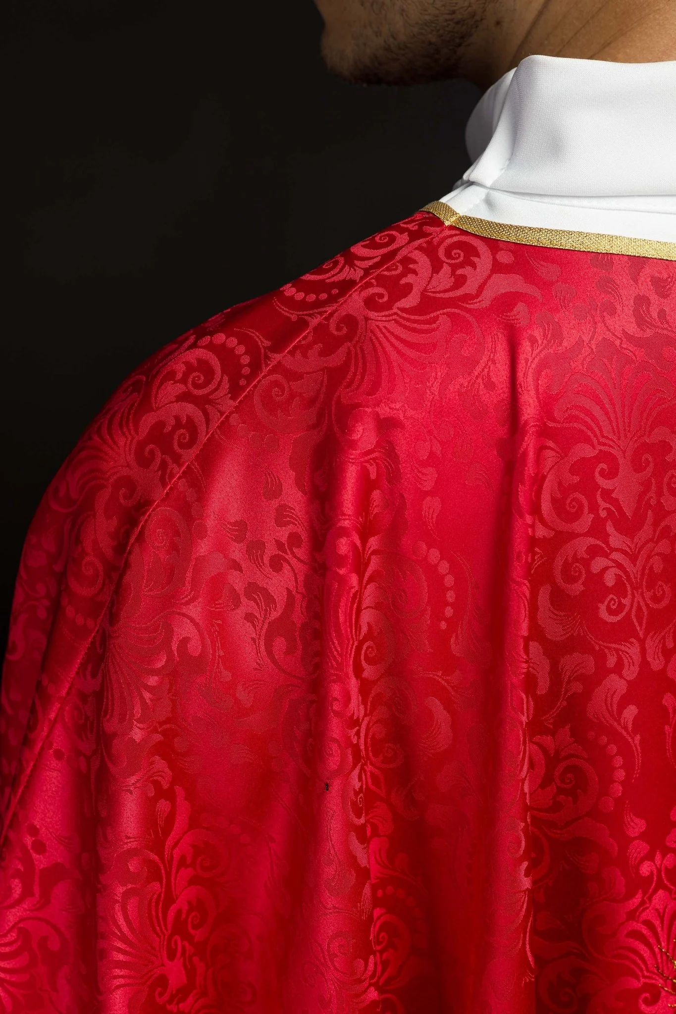 Red liturgical chasuble with embroidered chalice and host on jacquard fabric - Image 6