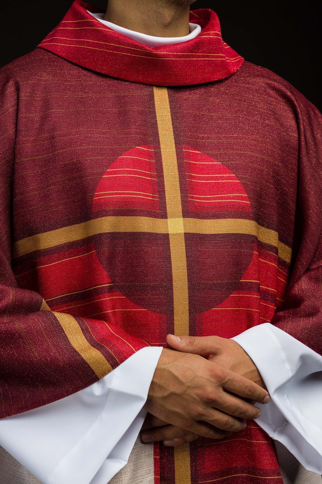 Red printed chasuble with cross motif - Image 3