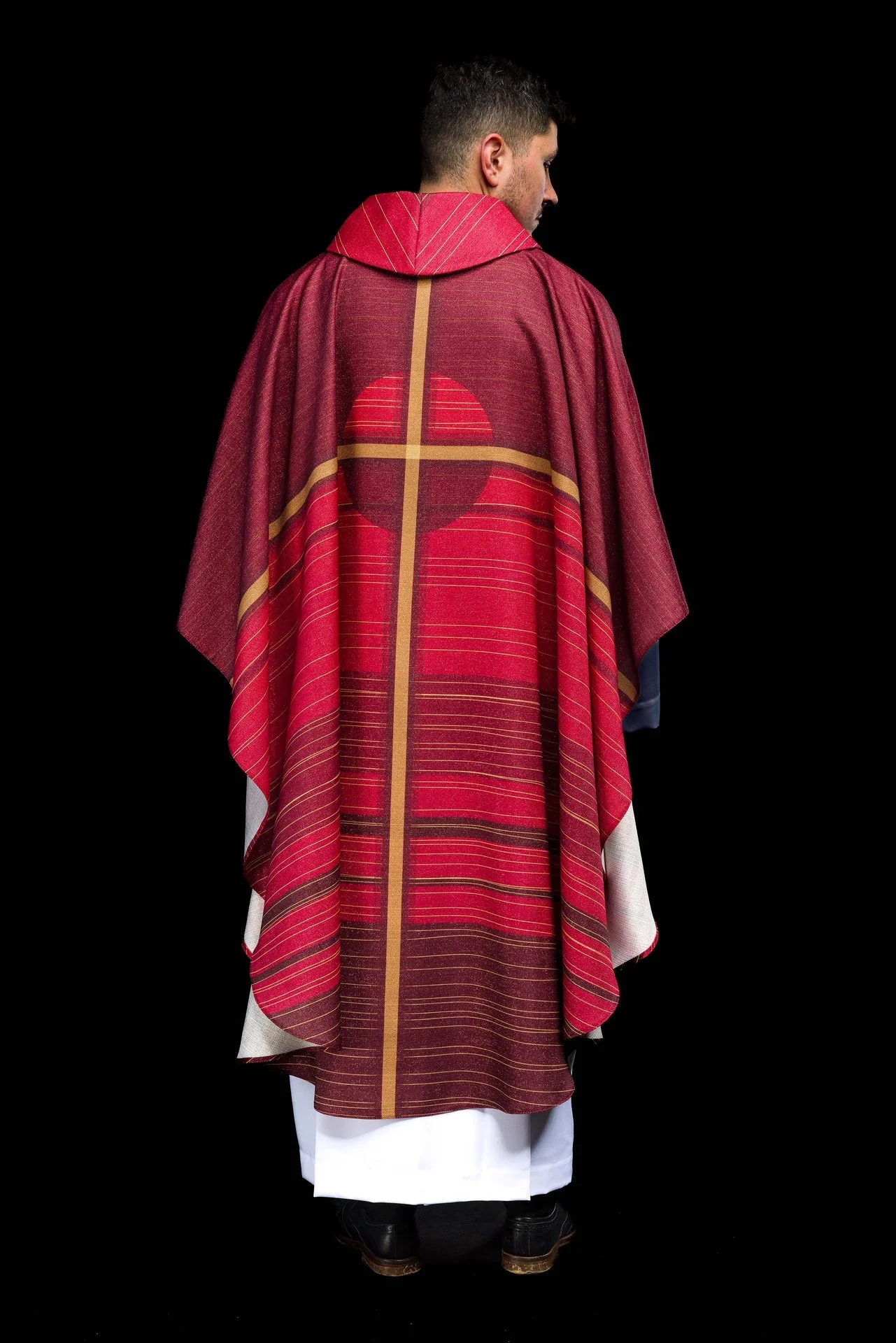 Red printed chasuble with cross motif - Image 8