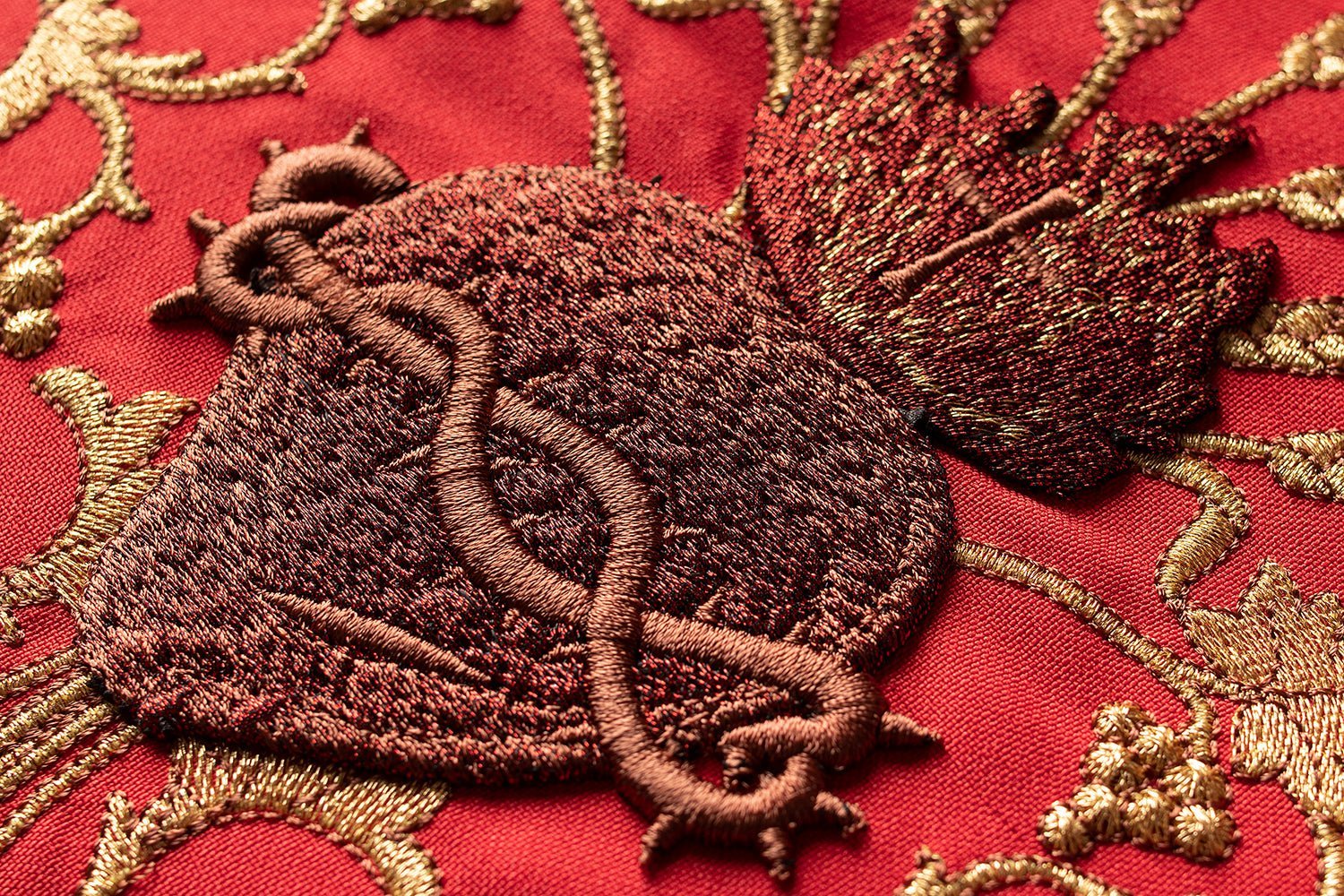 Red Roman Chasuble embroidered with the motif of the Sacred Heart of Jesus - Image 4
