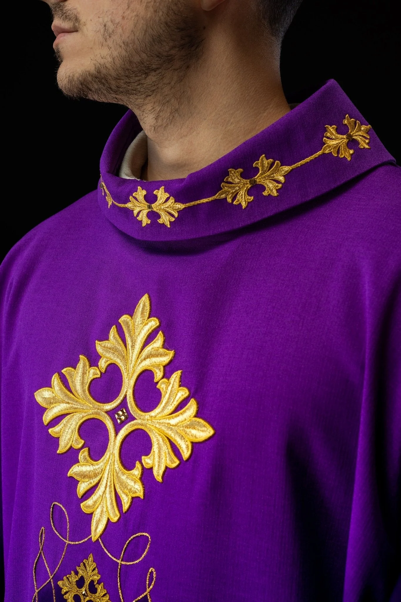 Richly embroidered chasuble with cord and stones - Image 4