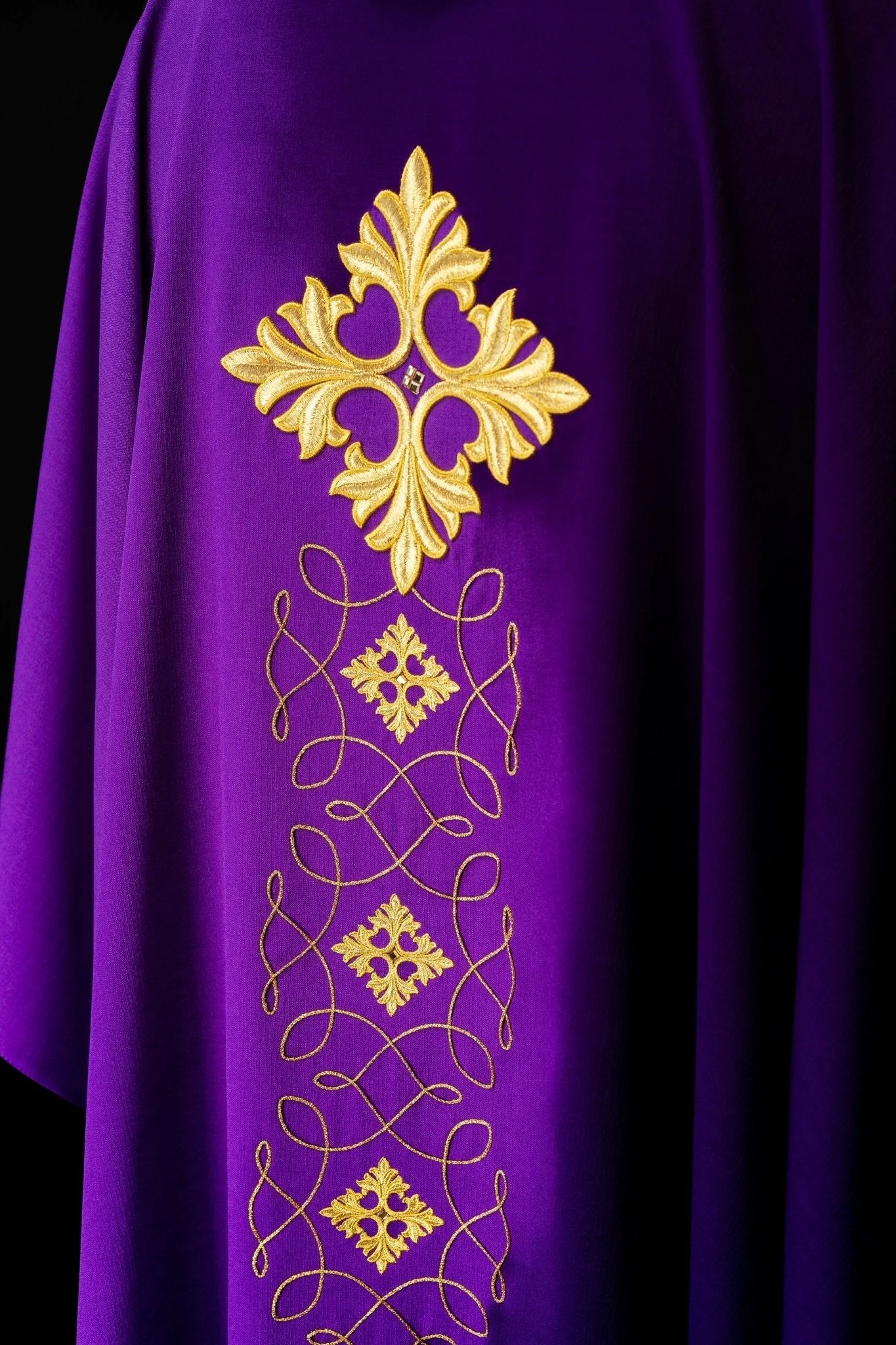 Richly embroidered chasuble with cord and stones - Image 6