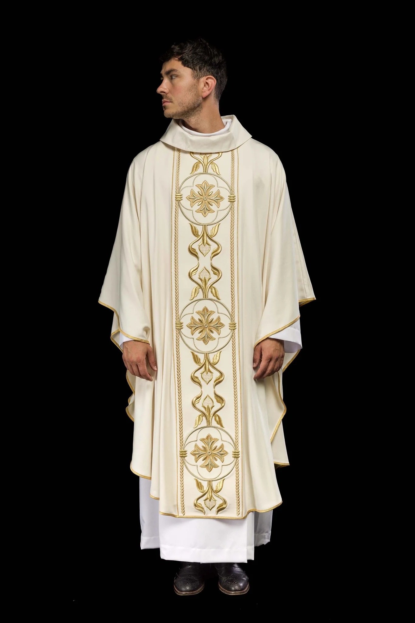 Richly embroidered ecru chasuble - Image 2