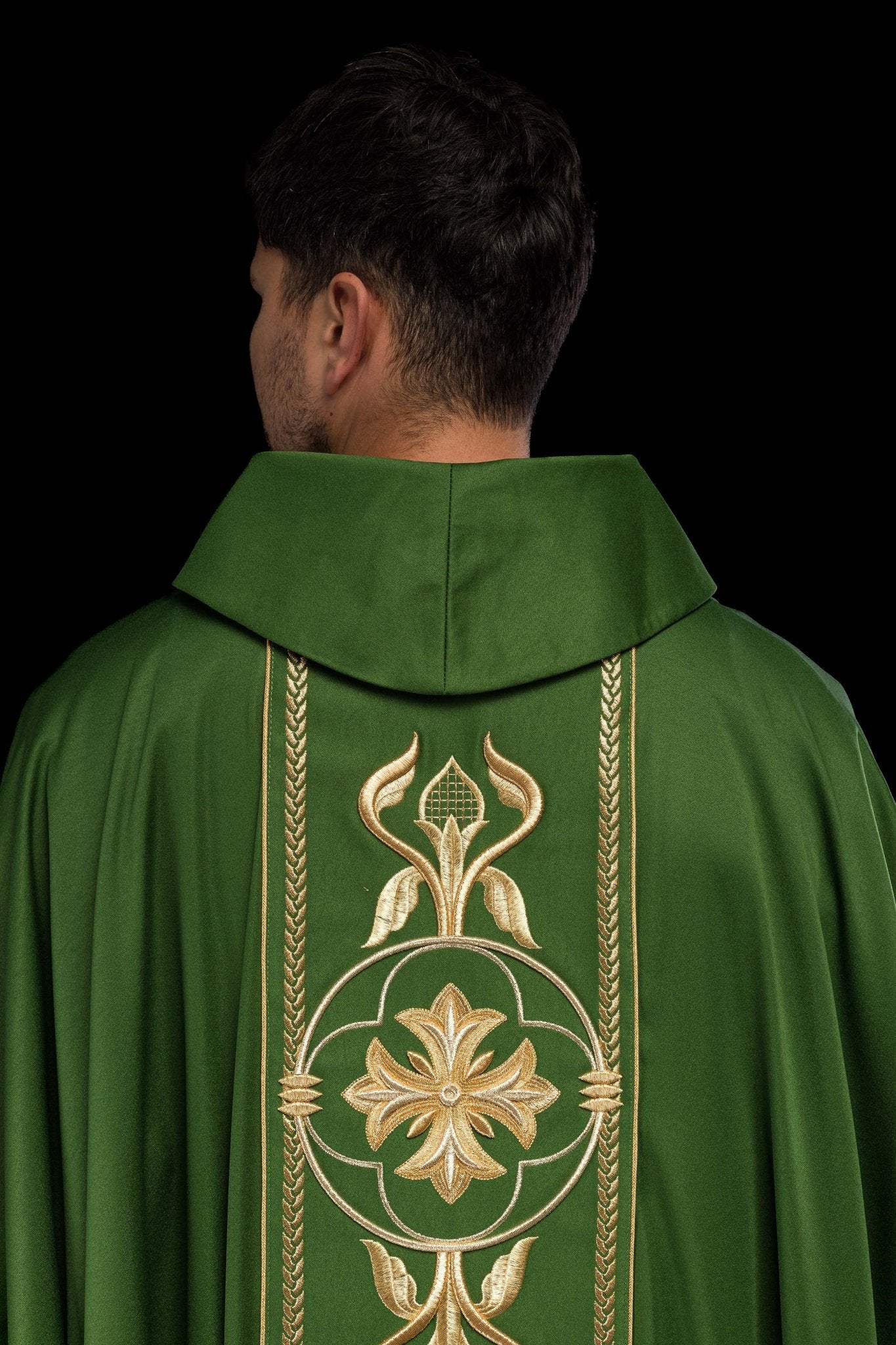 Richly embroidered green chasuble - Image 6