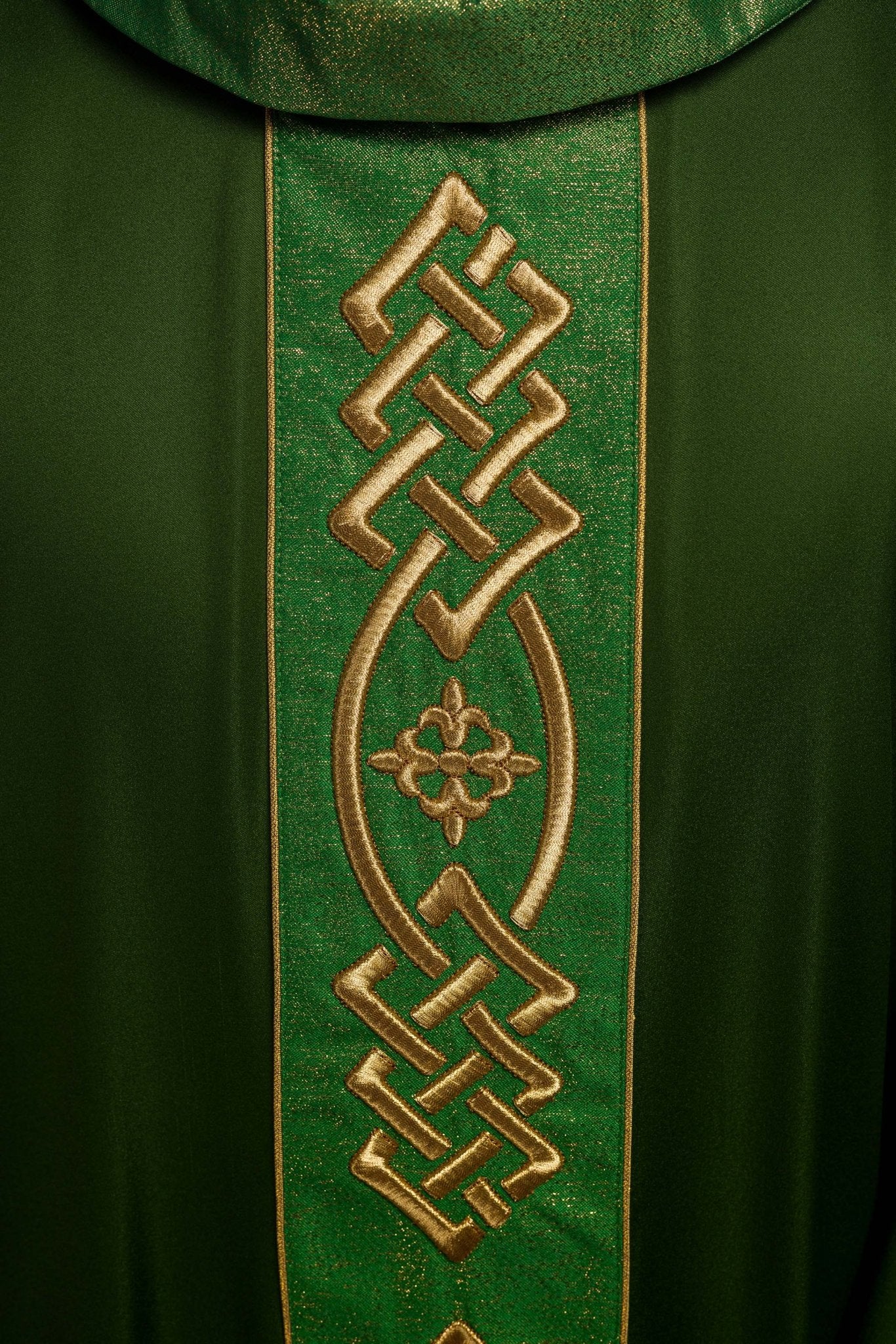 Richly embroidered green chasuble - Image 4