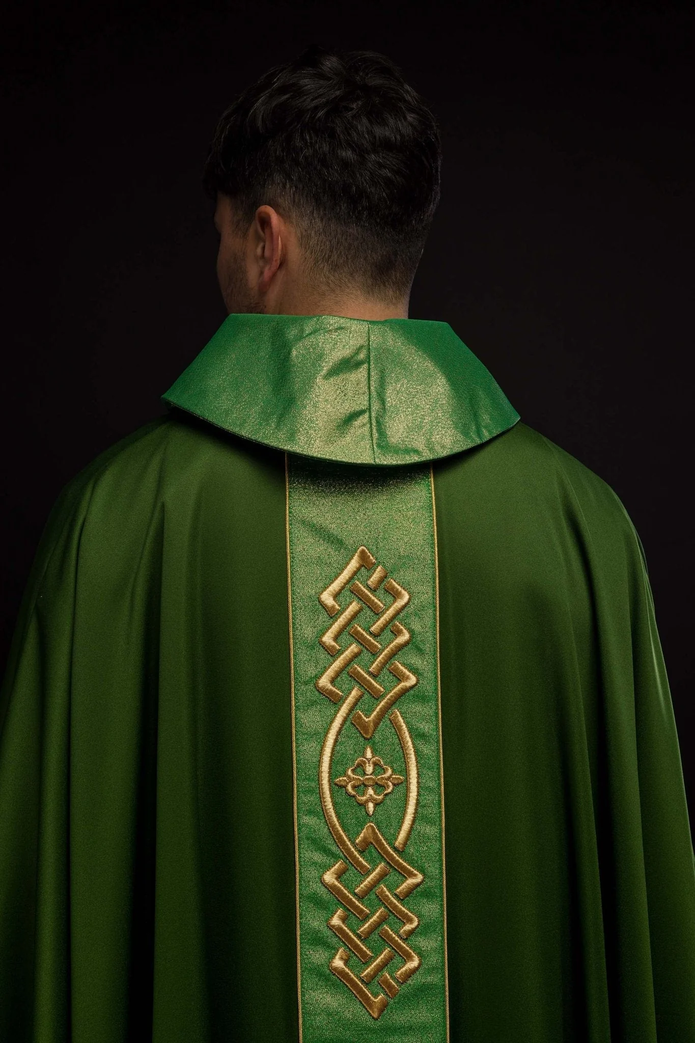 Richly embroidered green chasuble - Image 6