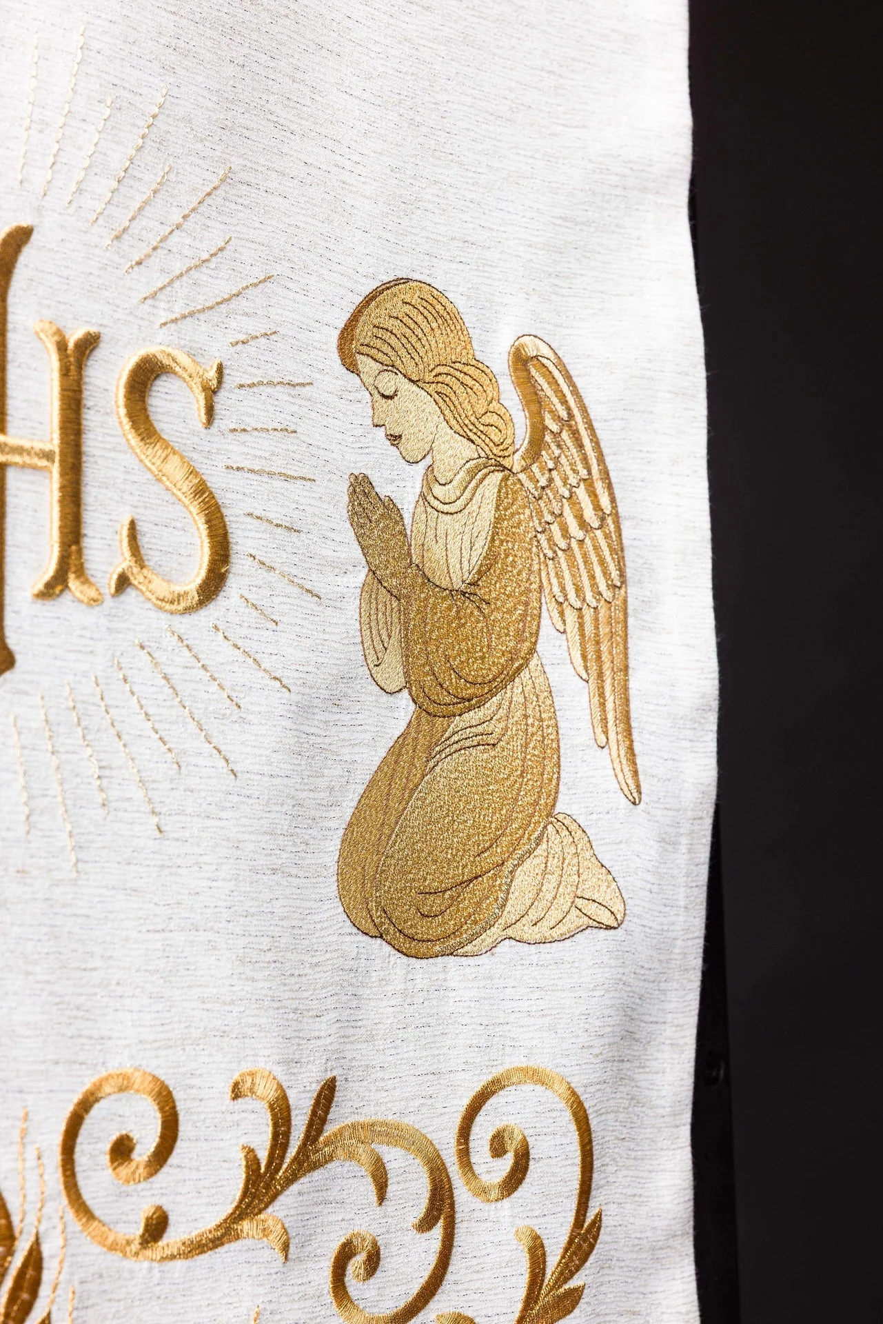 Richly embroidered IHS lectern cloth in ecru - Image 5