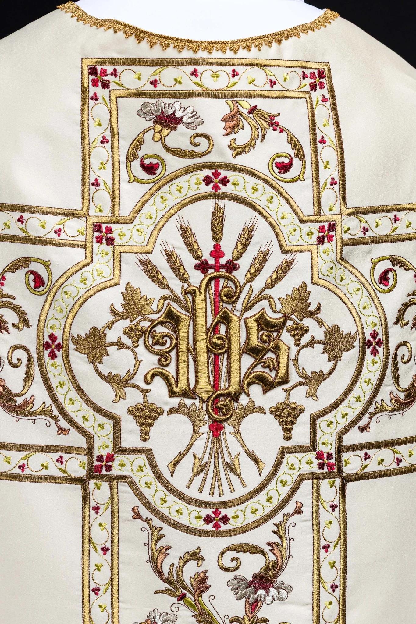 Roman ivory chasuble with classic gold JHS embroidery - Image 5