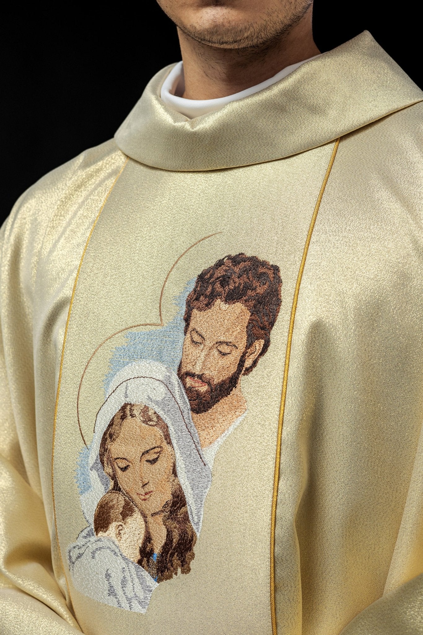 Shiny chasuble with an image of the Holy Family - Image 3