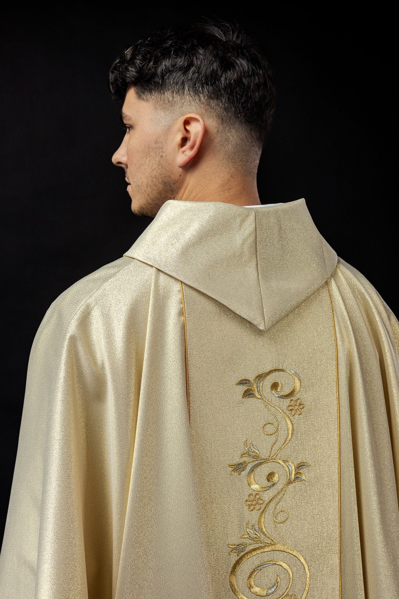 Shiny chasuble with an image of the Holy Family - Image 5