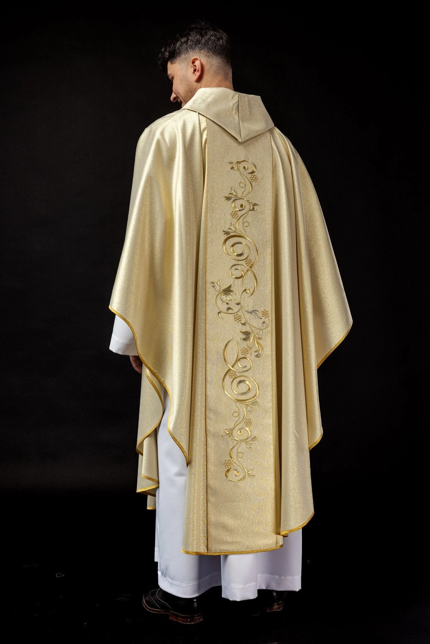 Shiny chasuble with an image of the Holy Family - Image 6