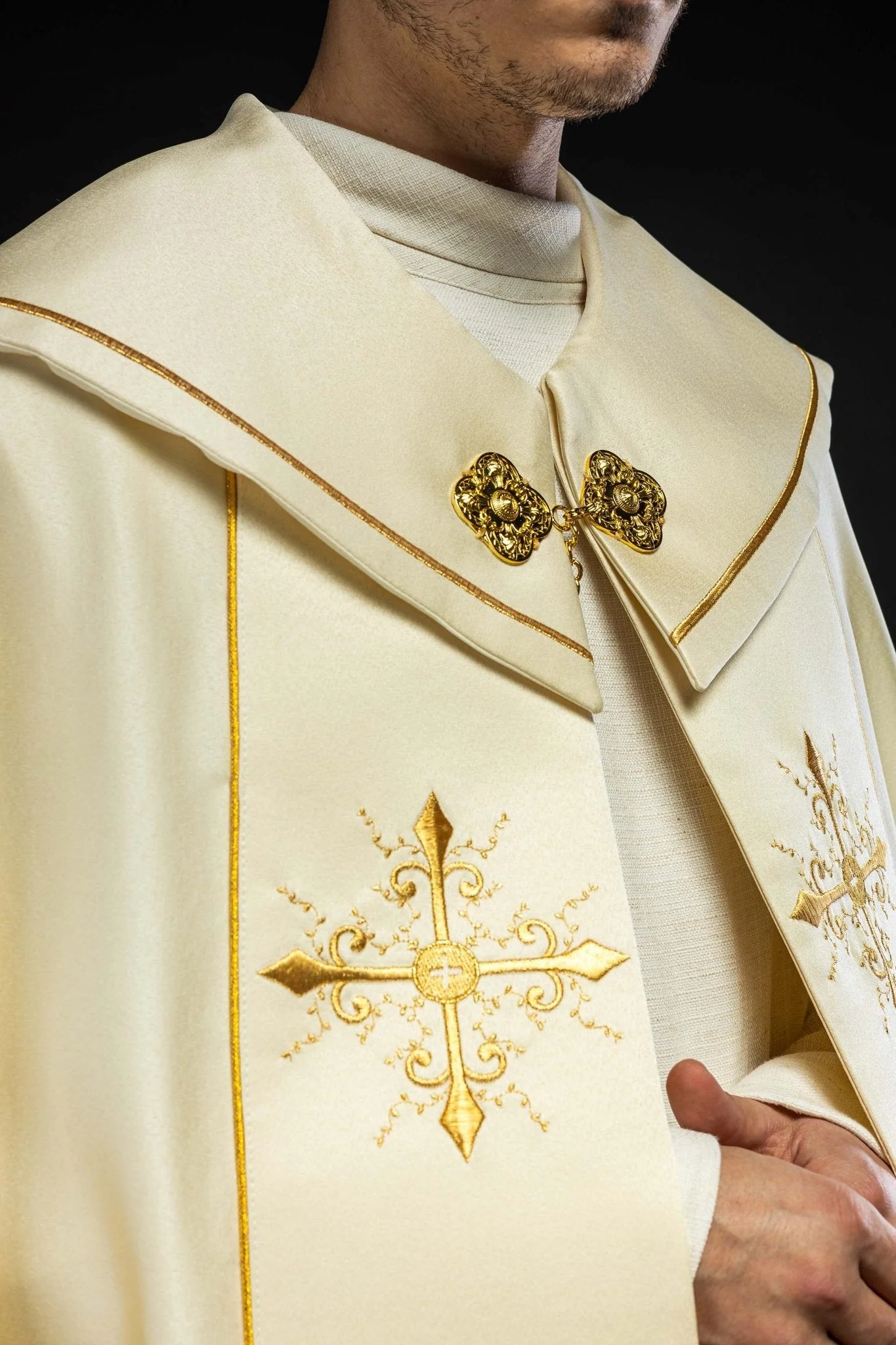 Simple liturgical cope in ecru with gold embroidered crosses - Image 3
