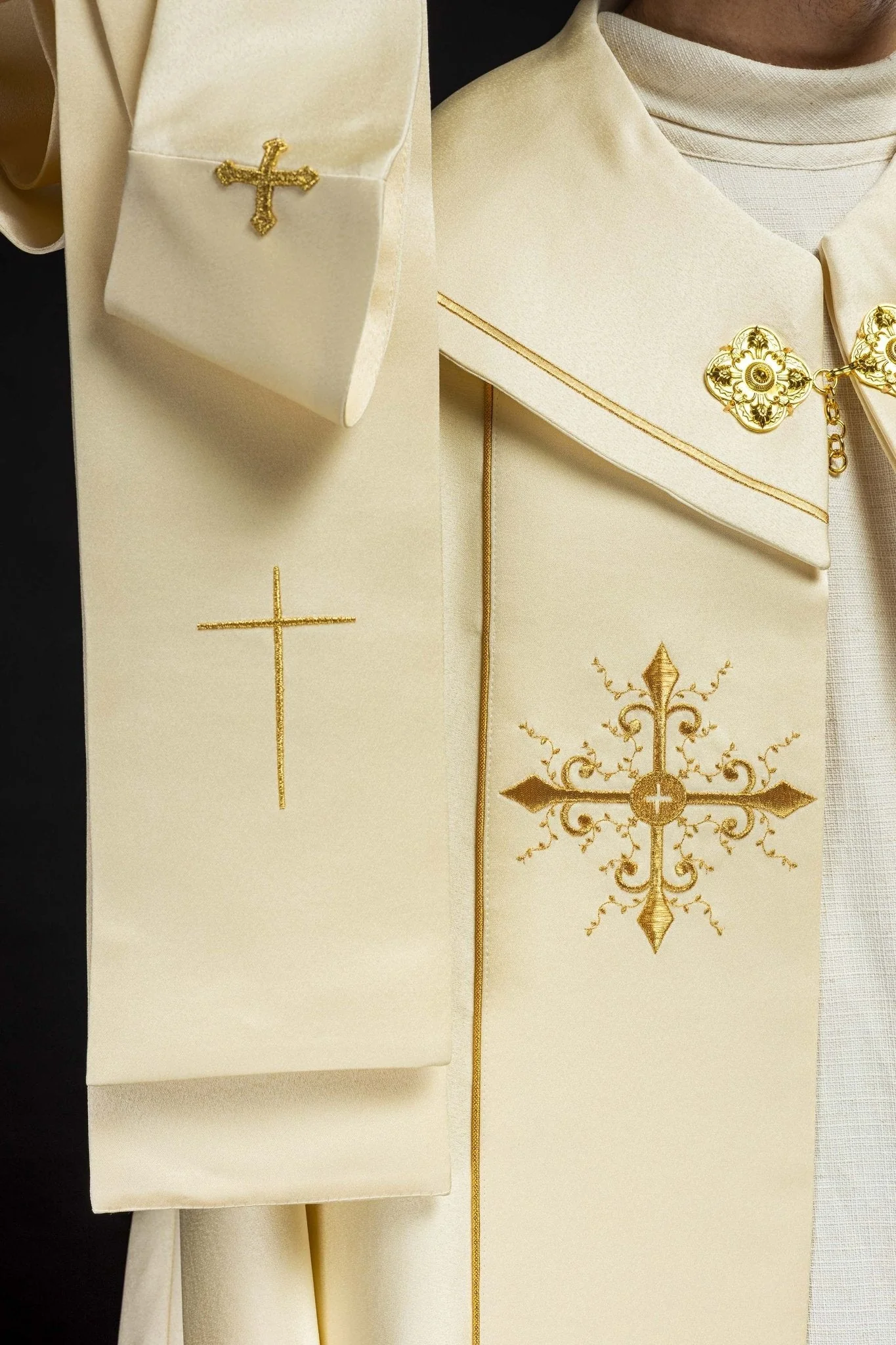 Simple liturgical cope in ecru with gold embroidered crosses - Image 4