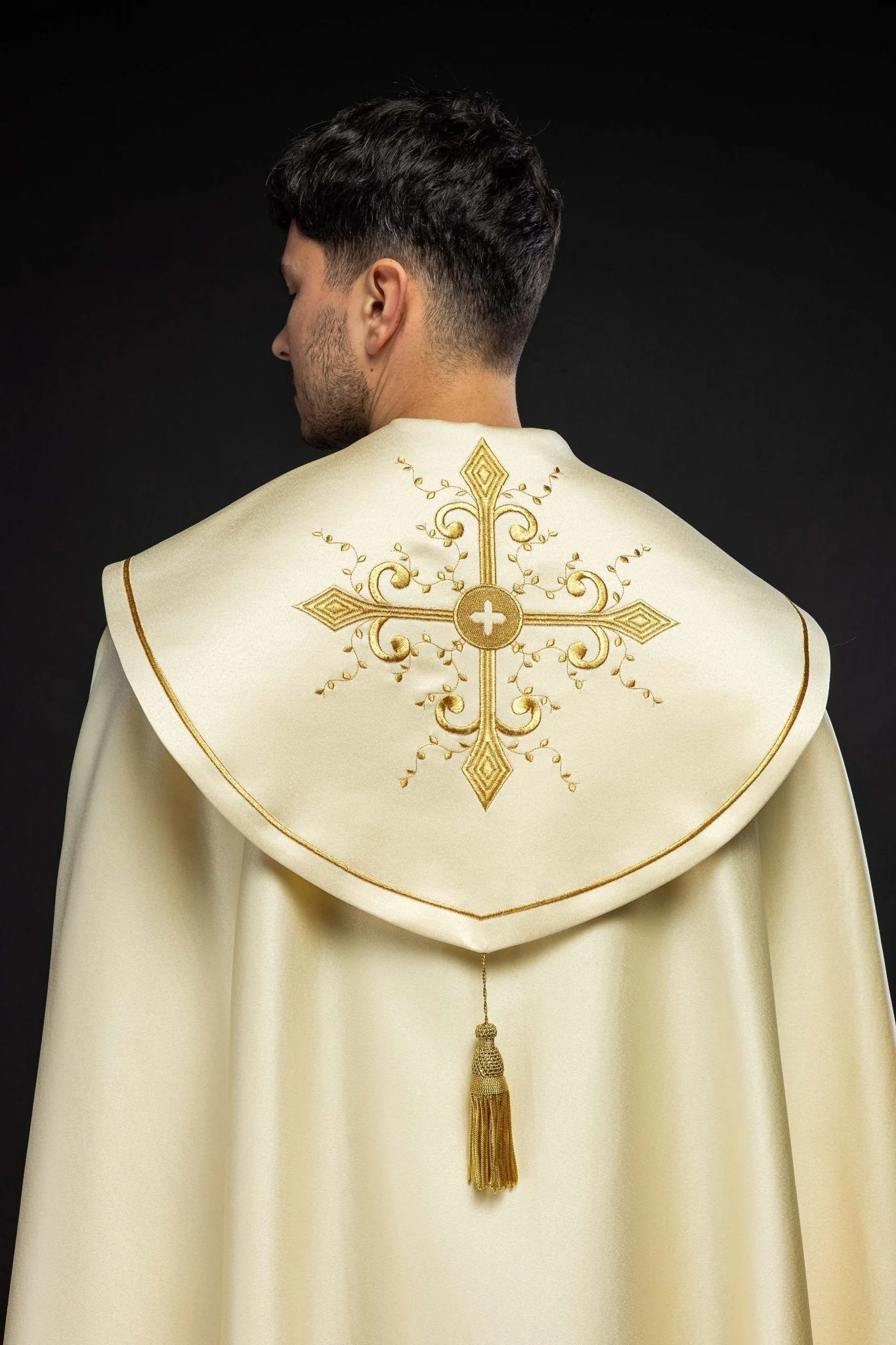 Simple liturgical cope in ecru with gold embroidered crosses - Image 6