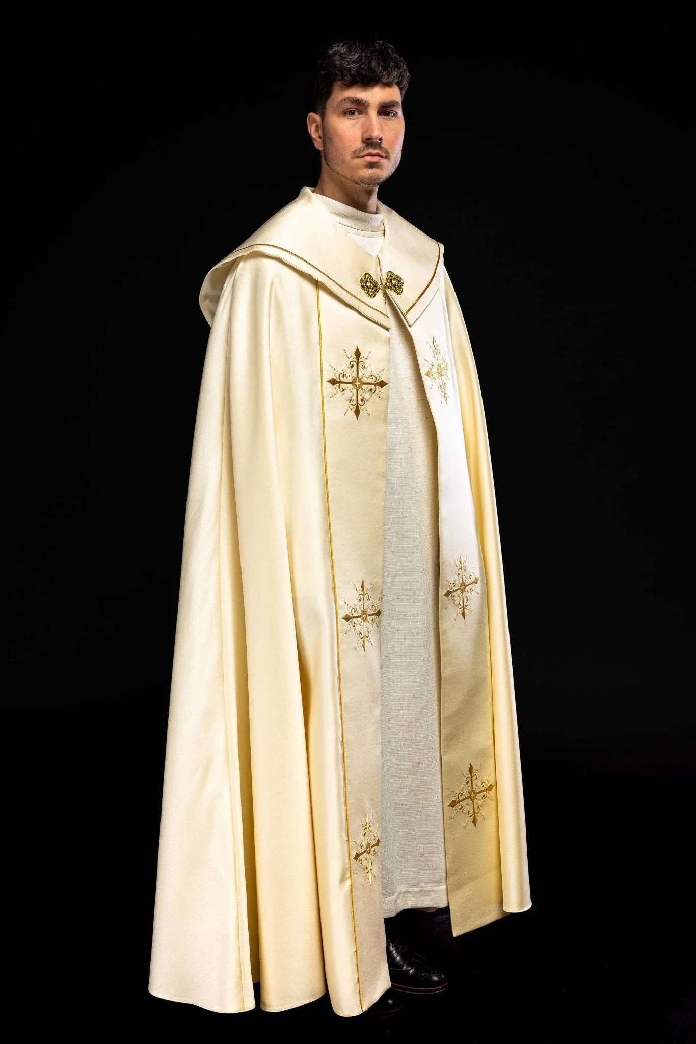 Simple liturgical cope in ecru with gold embroidered crosses - Image 8