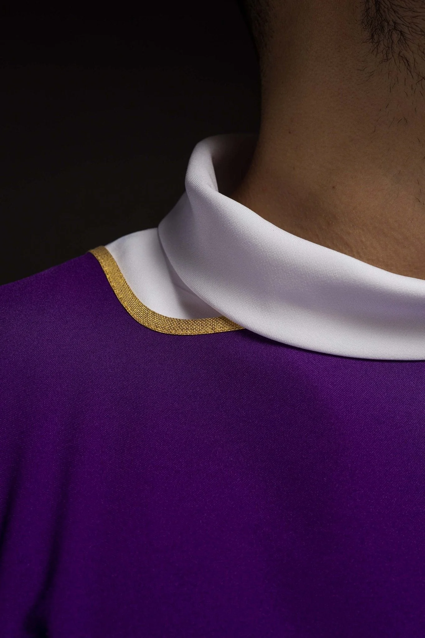 Smooth purple dalmatic with gold trim - Image 4