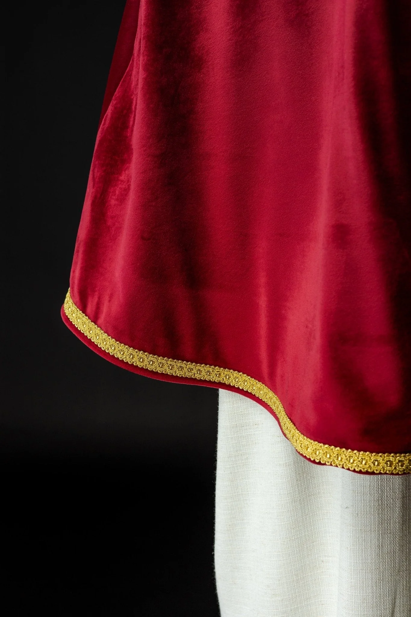Velvet altar boy cape with clasp red - Image 5