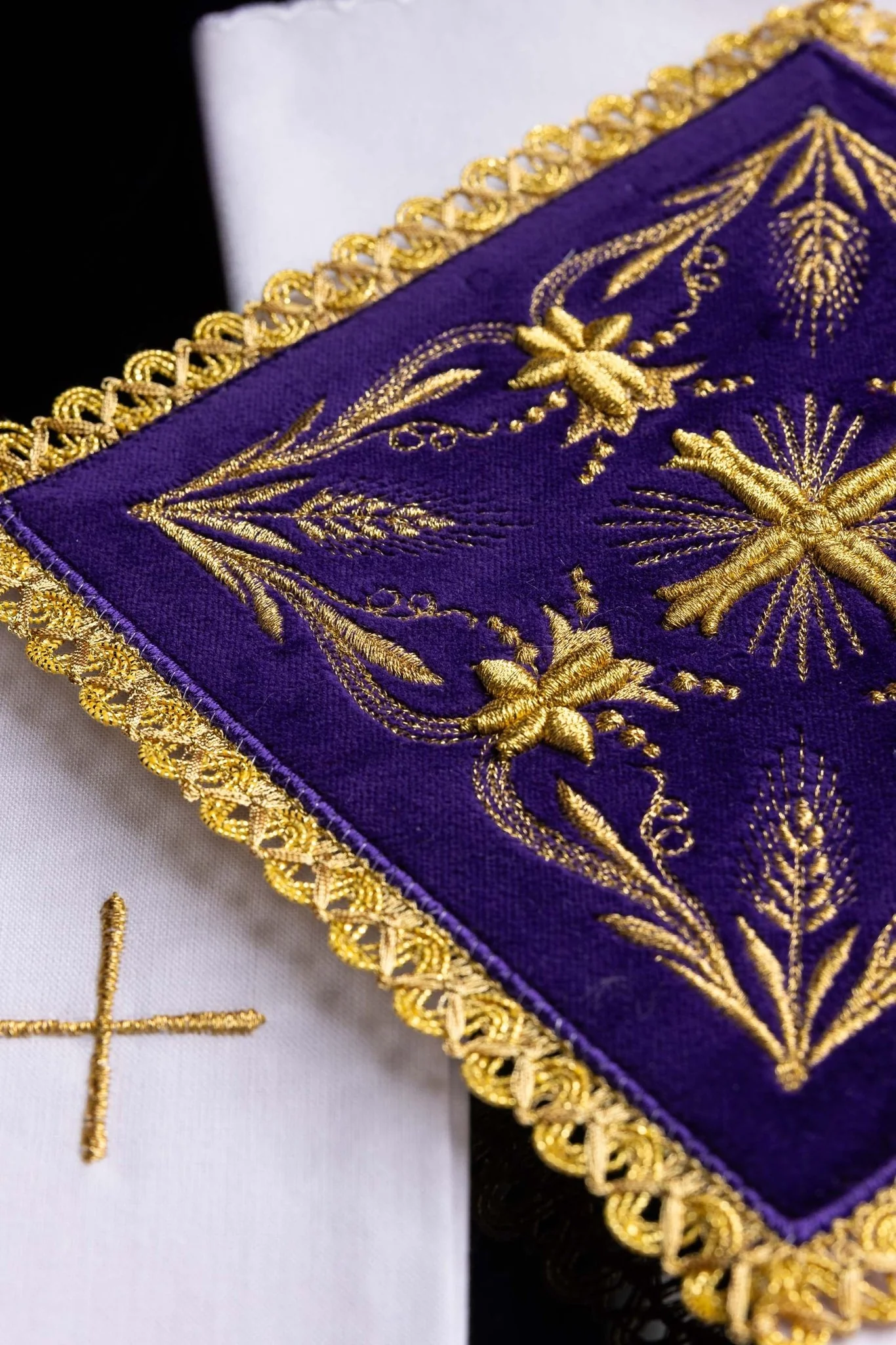 Velvet chalice linens set with gold cross embroidery - Image 4
