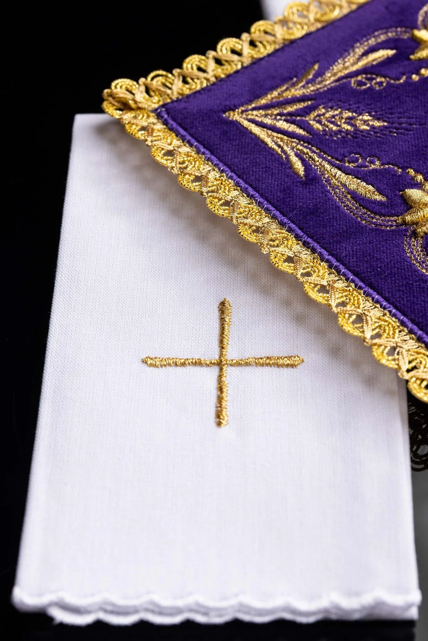 Velvet chalice linens set with gold cross embroidery - Image 5