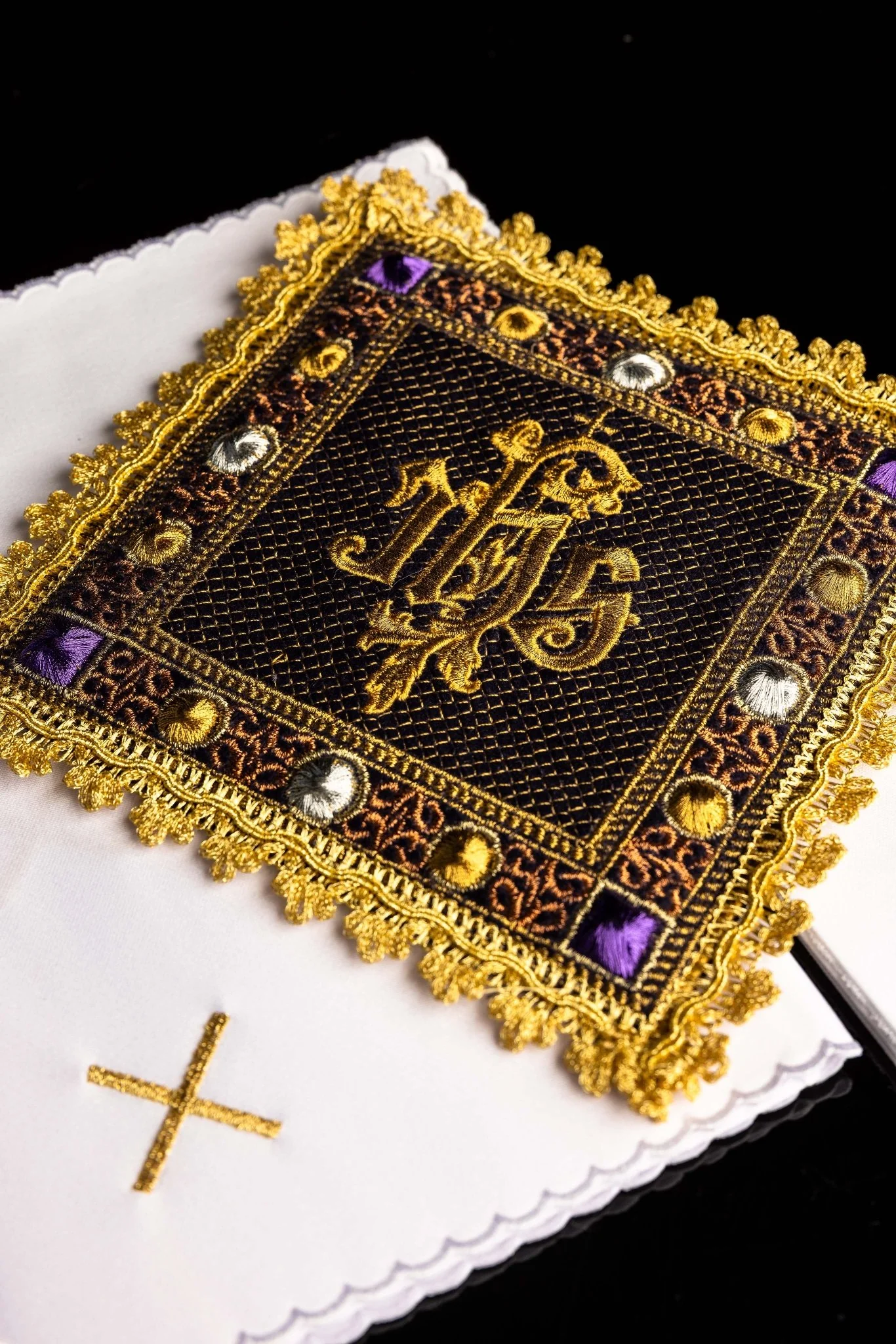 Velvet chalice set in purple color with embroidered IHS symbol - Image 2