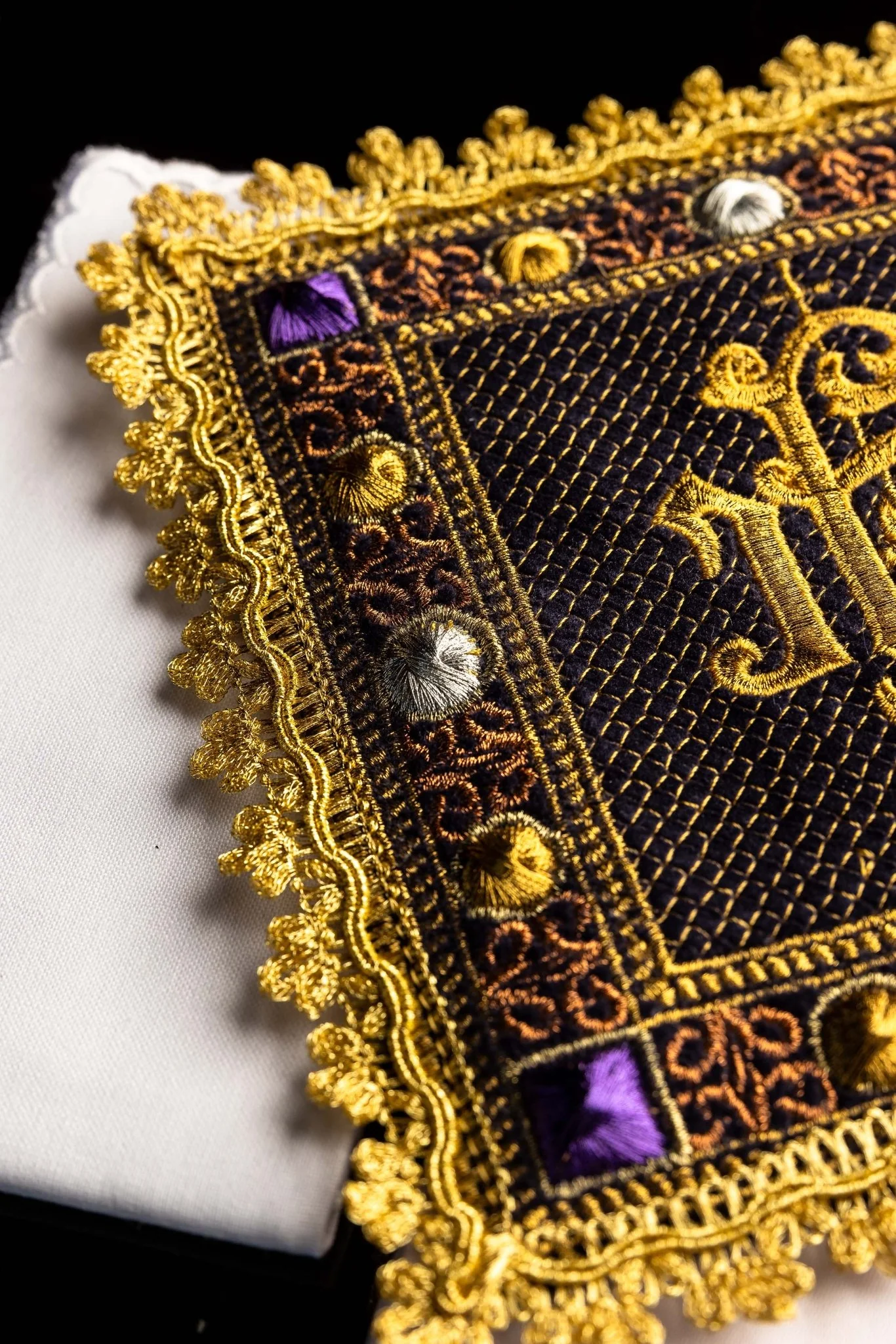 Velvet chalice set in purple color with embroidered IHS symbol - Image 4